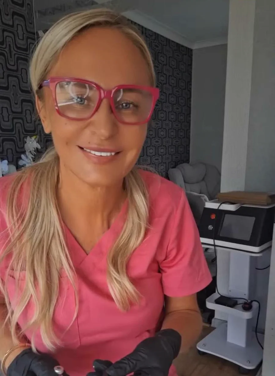 Uśmiechnięta Agnes w różowym uniformie i czerwonych okularach w gabinecie